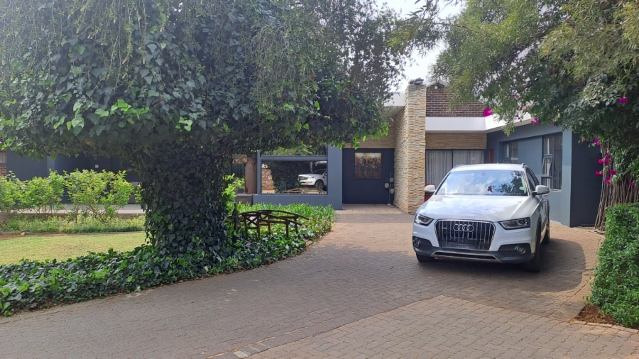 5 Bedroom Property for Sale in Langenhovenpark Free State